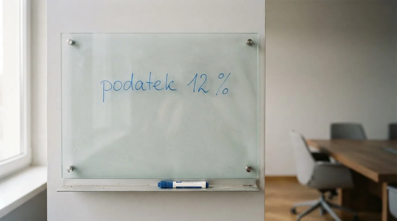 Szklana tablica suchościeralna w pustej sali konferencyjnej, lekko zakurzona, obok leży niebieski pisak.